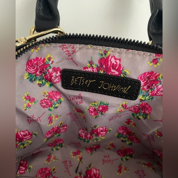 Betsy Johnson Black Crossbody
Floral Pattern Lining
Adorable purse
New No Tags - Picture 7 of 13